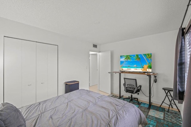 bedroom featuring a closet and a textured ceiling