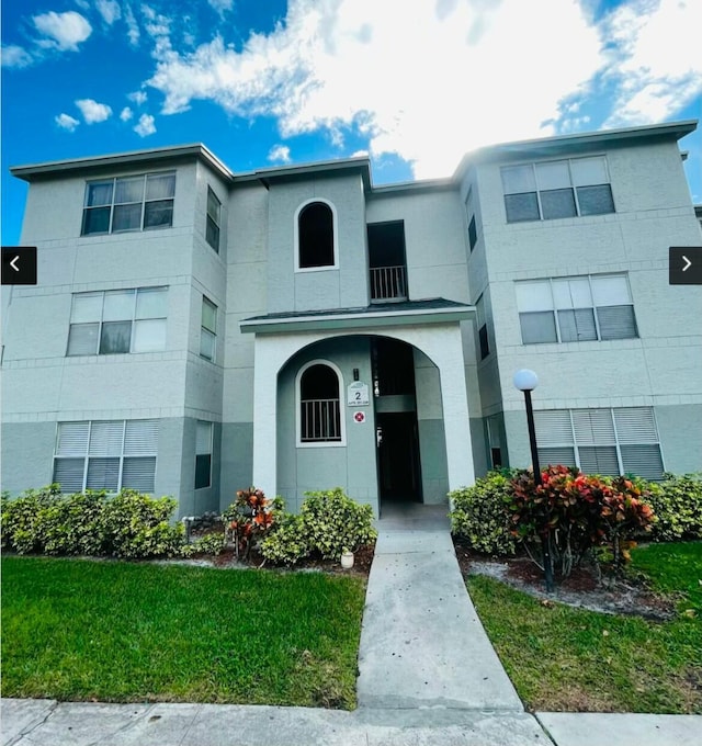 view of front of house with a front lawn