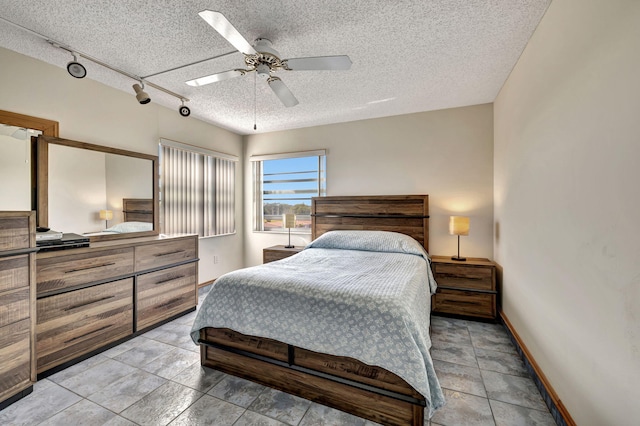 bedroom featuring ceiling fan and a textured ceiling