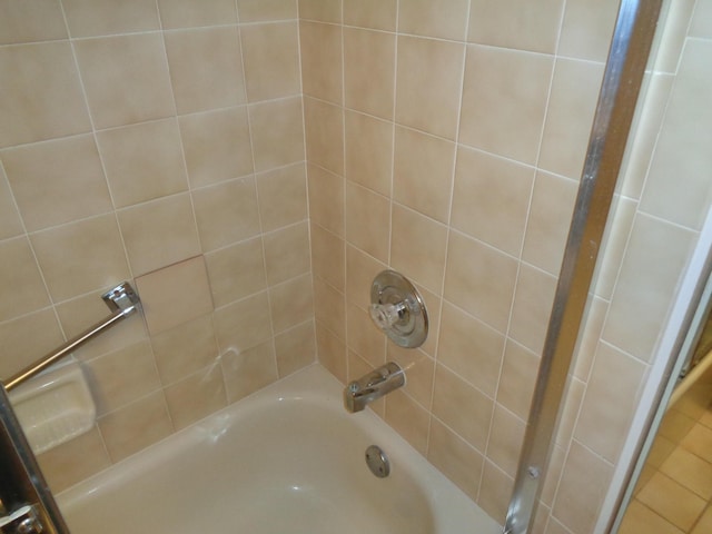 bathroom featuring tiled shower / bath combo