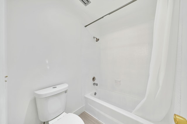 full bathroom featuring visible vents, wood finished floors, toilet, and shower / tub combo with curtain