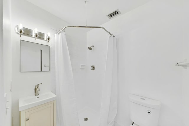 full bath with visible vents, toilet, vanity, and a shower with shower curtain