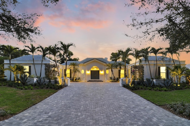 view of front facade featuring a lawn