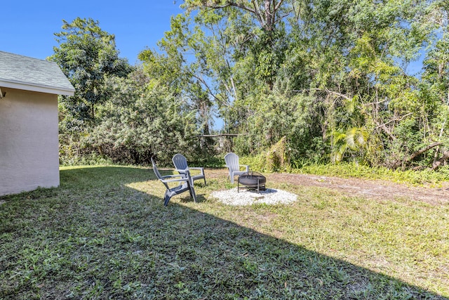 view of yard featuring an outdoor fire pit