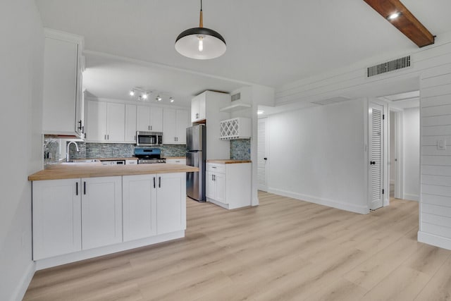 kitchen with stainless steel appliances, a sink, visible vents, light wood-type flooring, and tasteful backsplash