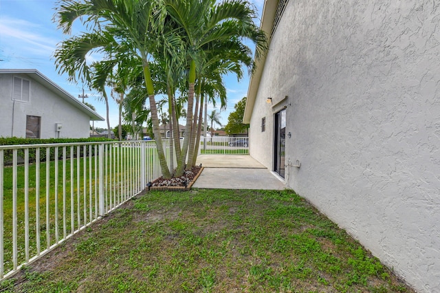 view of yard featuring a patio area