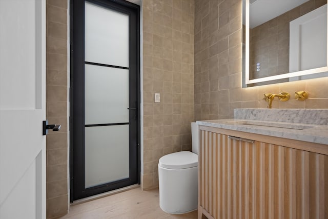2578 Players Ct, Wellington, FL 33414 - bathroom featuring vanity, toilet, and tile walls