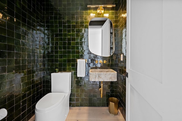 2578 Players Ct, Wellington, FL 33414 - bathroom with tile walls, sink, and toilet