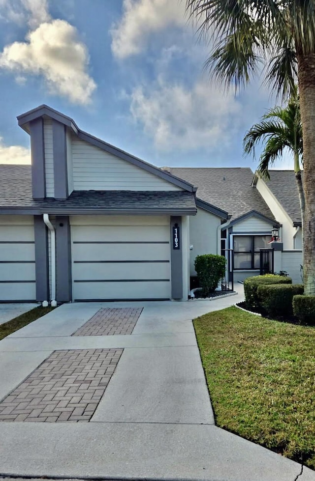 view of front of house featuring a front lawn