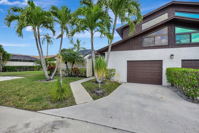 view of front of property featuring driveway and a front lawn