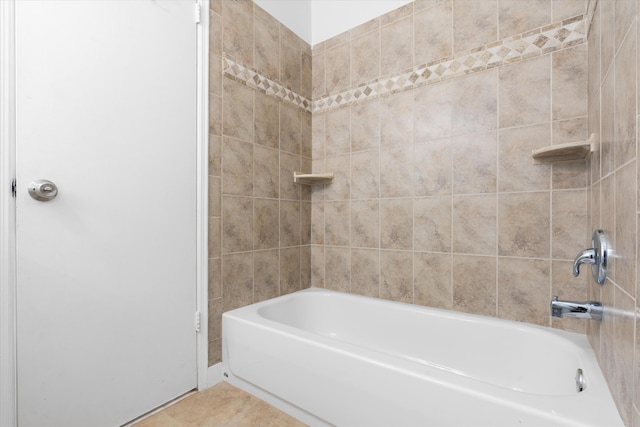 bathroom with tiled shower / bath