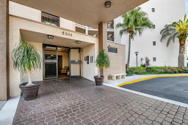 property entrance with stucco siding