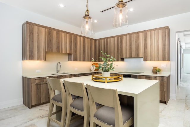 kitchen with sink, a kitchen breakfast bar, a center island, tasteful backsplash, and black electric stovetop