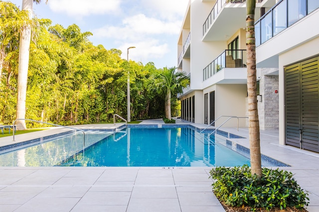 view of swimming pool