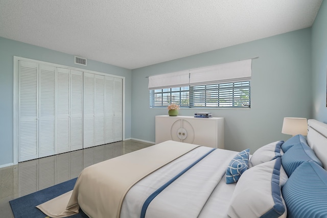 148 Yacht Club Dr Unit 12, North Palm Beach, FL 33408 - bedroom featuring a textured ceiling and a closet
