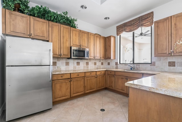 kitchen with tasteful backsplash, ceiling fan, stainless steel appliances, and sink