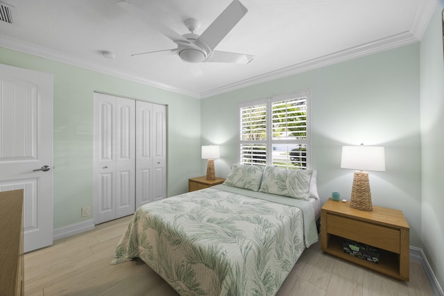 bedroom featuring crown molding, ceiling fan, a closet, and light wood-type flooring