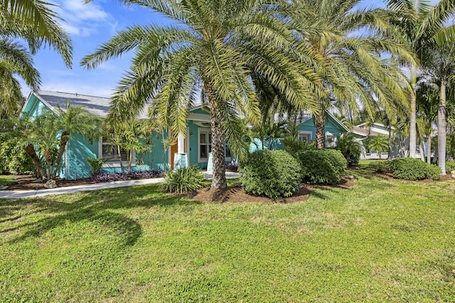 view of front facade featuring a front lawn