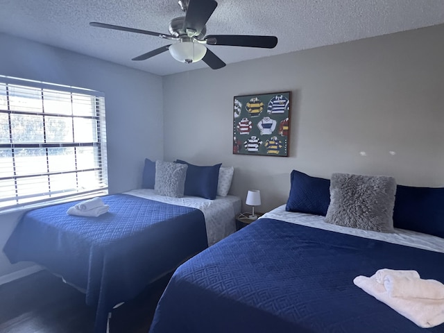 bedroom featuring ceiling fan and a textured ceiling