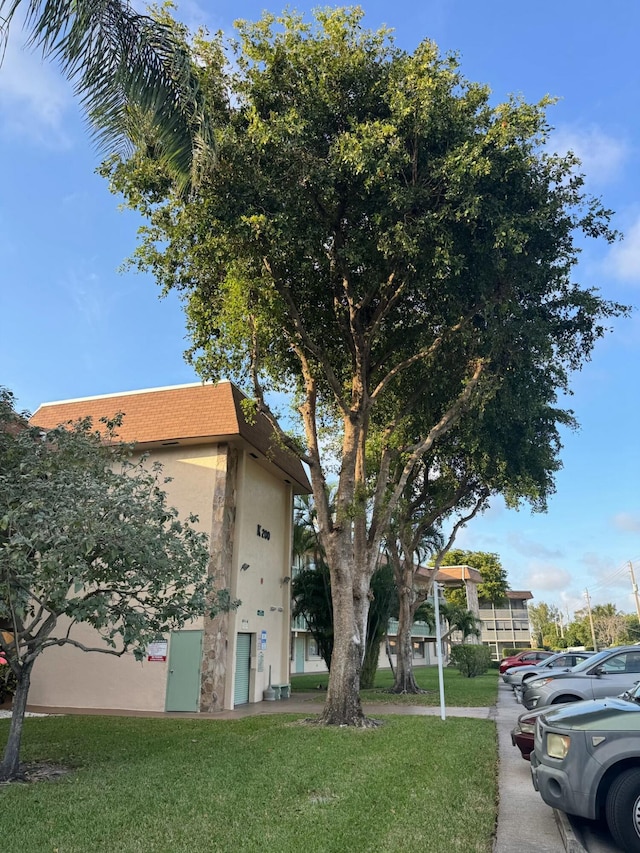 view of side of property featuring a lawn