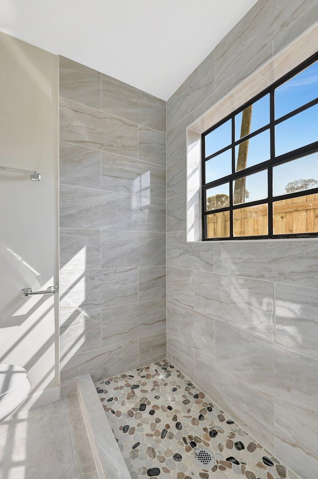 bathroom featuring tiled shower