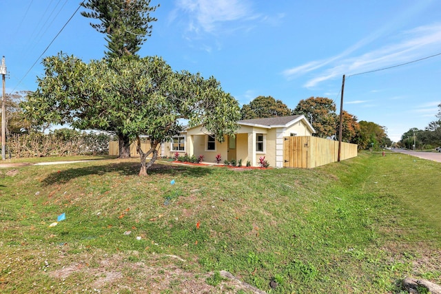 view of front of home featuring a front yard