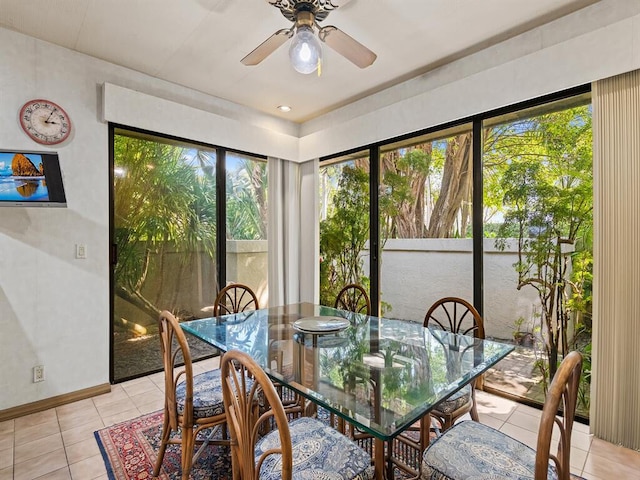 sunroom with ceiling fan