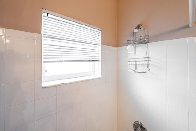 bathroom featuring tiled shower