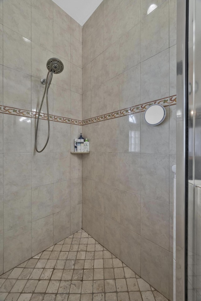 bathroom featuring tiled shower