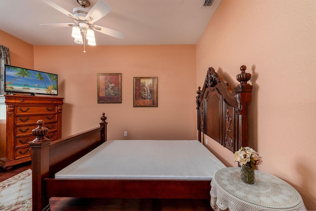 bedroom featuring a ceiling fan