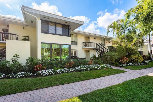 view of front of property with a front lawn