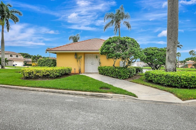 view of front facade with a front yard