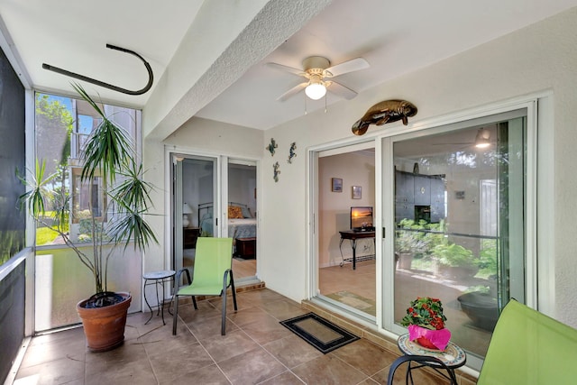 sunroom with ceiling fan