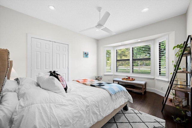 bedroom featuring recessed lighting, dark wood-type flooring, a ceiling fan, baseboards, and a closet