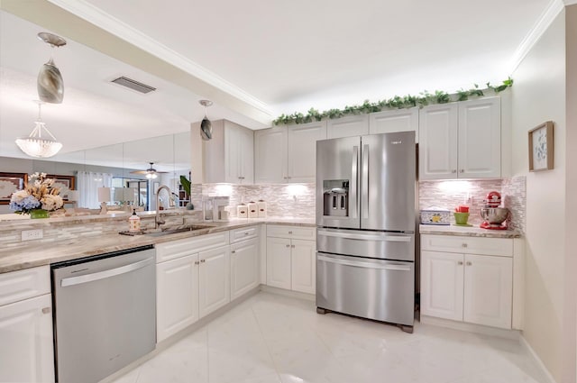 kitchen featuring visible vents, a sink, backsplash, and stainless steel appliances