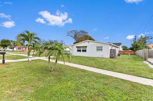 view of side of property featuring a lawn