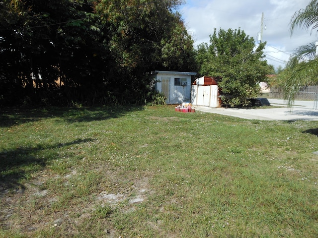 view of yard with a storage shed