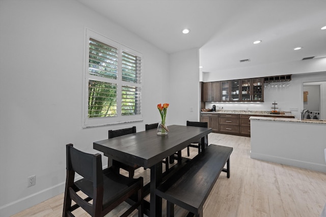 dining area featuring recessed lighting, visible vents, baseboards, light wood-type flooring, and indoor wet bar