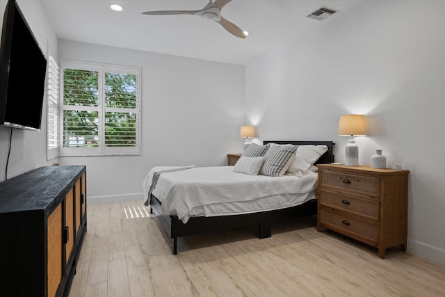 bedroom featuring light wood finished floors, recessed lighting, visible vents, ceiling fan, and baseboards