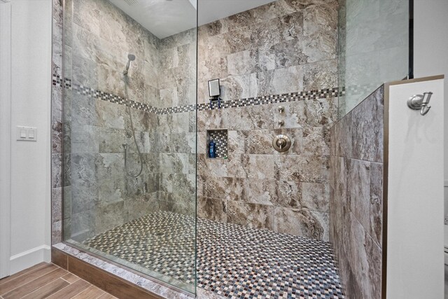 washroom featuring light wood-style flooring, independent washer and dryer, a sink, and cabinet space