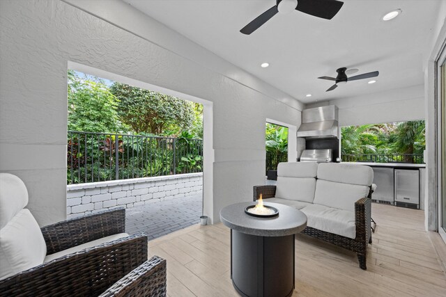 living room with light wood finished floors, recessed lighting, visible vents, a ceiling fan, and baseboards