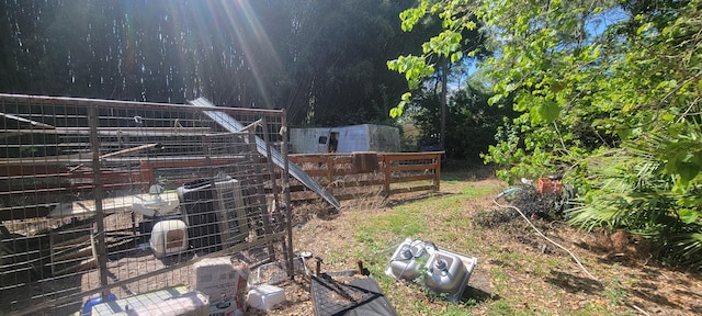 view of yard featuring an outbuilding