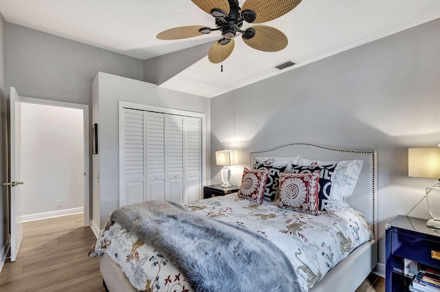 bedroom featuring light hardwood / wood-style floors, a closet, and ceiling fan