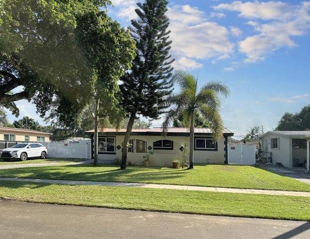 view of front of house with a front yard