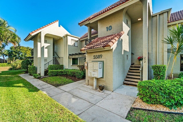 view of front of house featuring a front lawn