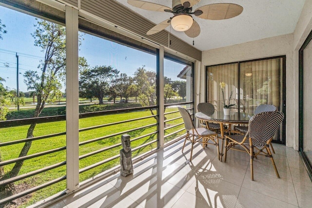 sunroom with ceiling fan