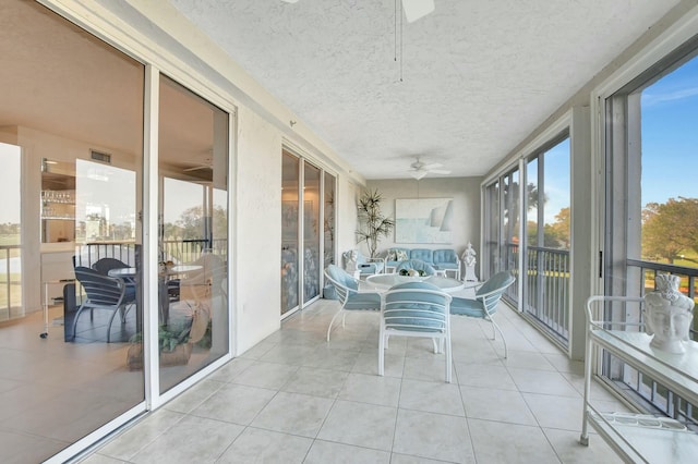 sunroom with ceiling fan