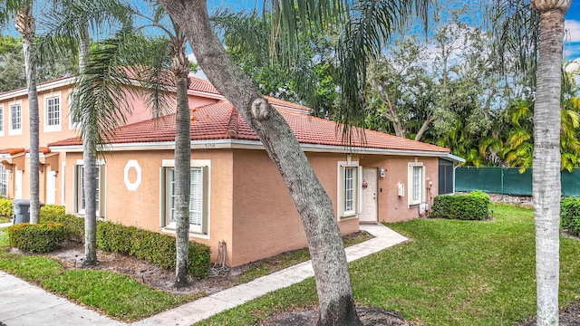 view of front of house with a front lawn