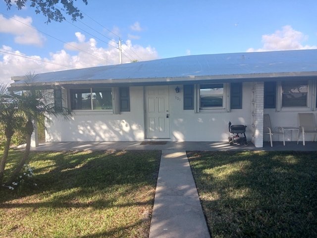 view of front of home featuring a front lawn and stucco siding