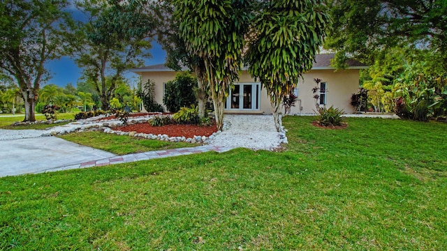 view of front of property featuring a front lawn